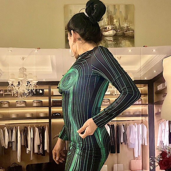 That dress. 🛸🔭🪐☄️👽🛸💚 - Picture 5 of 6